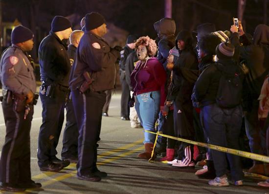 La muerte de otro afroamericano por un policía causa tensiones en EE.UU.