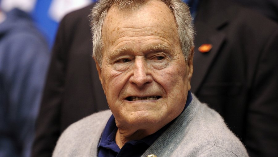 El expresidente George W.H. Bush es hospitalizado por problemas respiratorios