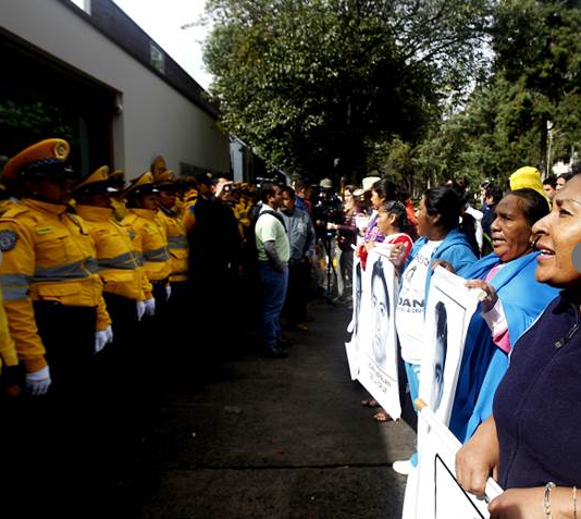 Padres de desaparecidos protestan ante embajada de Alemania en México