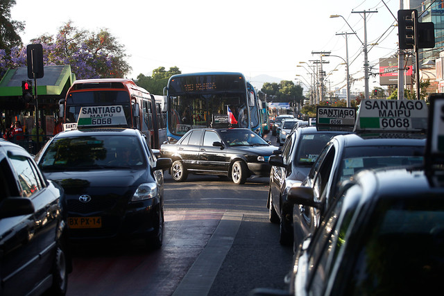 Impacto en la web por registro en que bus del Transantiago pasa por encima de auto