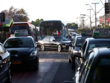 Impacto en la web por registro en que bus del Transantiago pasa por encima de auto