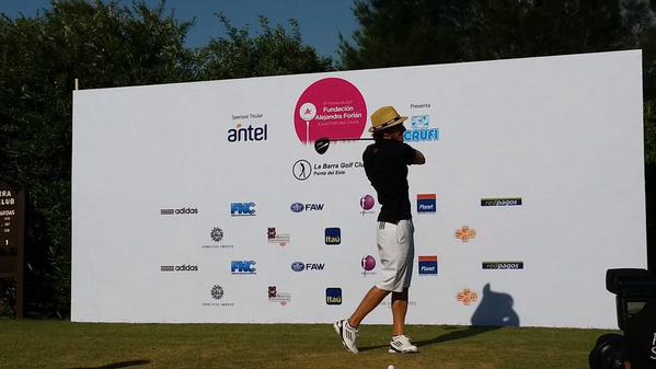 Diego Forlán se luce como un gran golfista en torneo benéfico