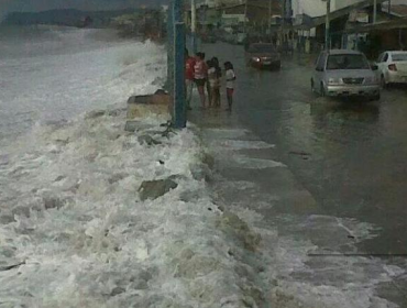 Al menos tres casas destruidas y 15 dañadas por oleaje en costas de Ecuador