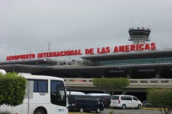 Roban miles de regalos de Navidad en aeropuerto en Santo Domingo