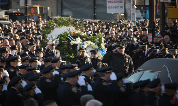 Miles de personas en funeral de policía asesinado en Nueva York