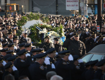 Miles de personas en funeral de policía asesinado en Nueva York