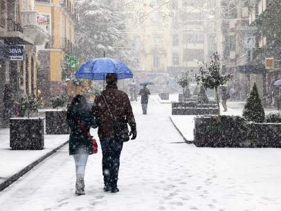 Tres heridos y varias rutas cortadas por temporal de nieve y viento en España