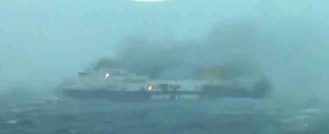 El mal tiempo dificulta el rescate de los 467 pasajeros de "ferry" incendiado