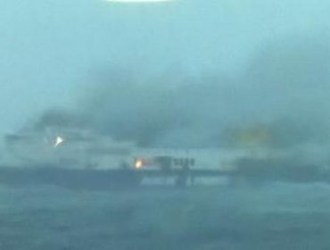 El mal tiempo dificulta el rescate de los 467 pasajeros de "ferry" incendiado