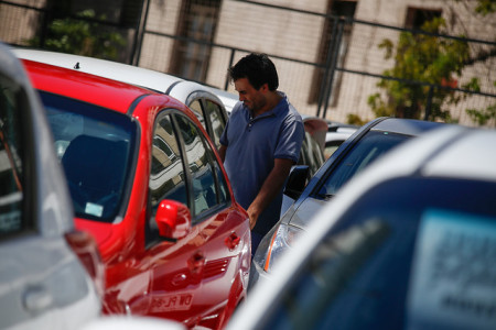 Revisa si tienes que pagar el "impuesto verde" y calcula cuánto te costará por tu vehículo