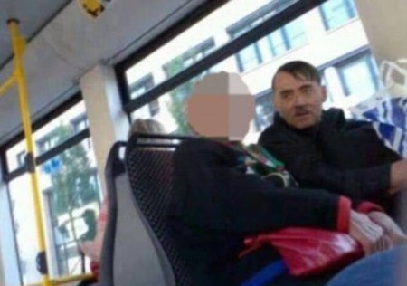 Insólito: Hombre idéntico a Hitler se gana la vida en Kosovo sacándose fotos con turistas