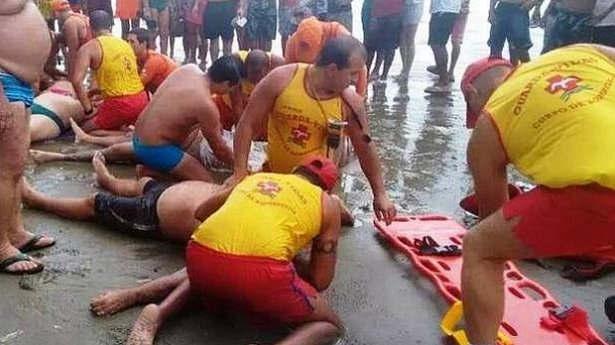 Cuatro muertos al caer un rayo en una playa de Sao Paulo