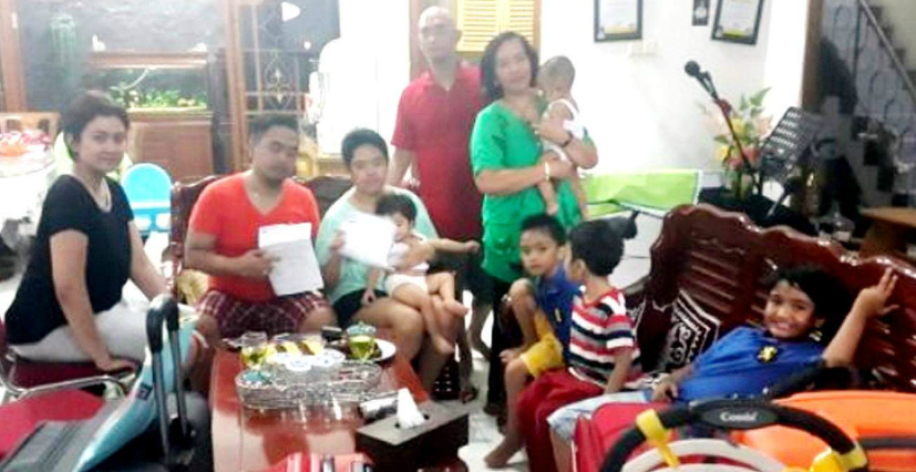 Familia completa se salva de la muerte por retraso al abordar el avión del AirAsia