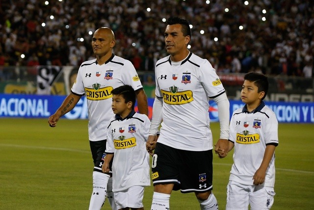 Colo Colo presenta a su plantel en amistoso ante U. Española