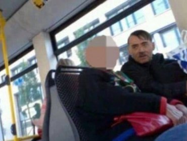 Insólito: Hombre idéntico a Hitler se gana la vida en Kosovo sacándose fotos con turistas