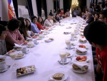 PSU 2014: Presidenta Bachelet recibió en La Moneda a alumnos que obtuvieron puntaje Nacional