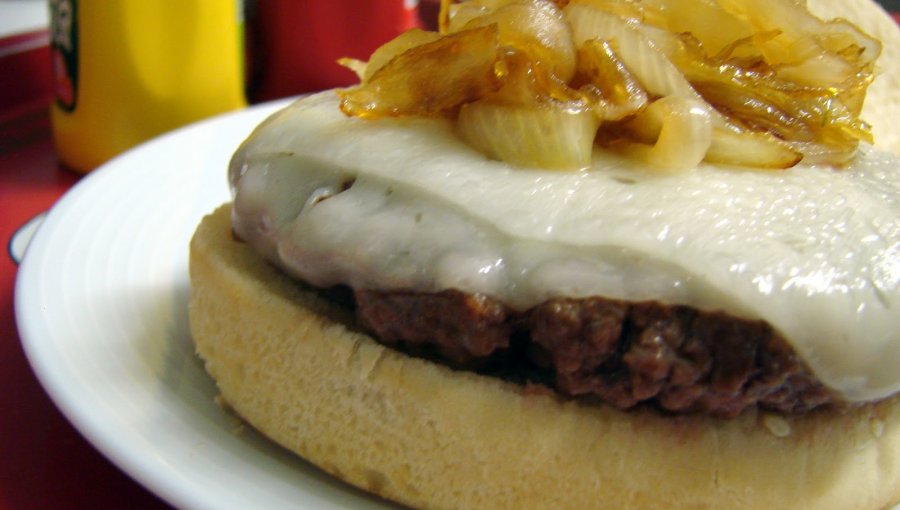 Los seis alimentos que contienen más calorías que una hamburguesa con queso