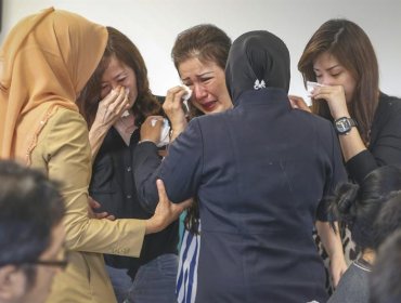 El avión de AirAsia desaparecido podría estar en "el fondo del mar"