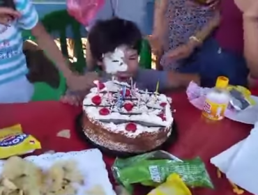 Niño no soportó la tradicional broma de cumpleaños, mira su inesperada reacción