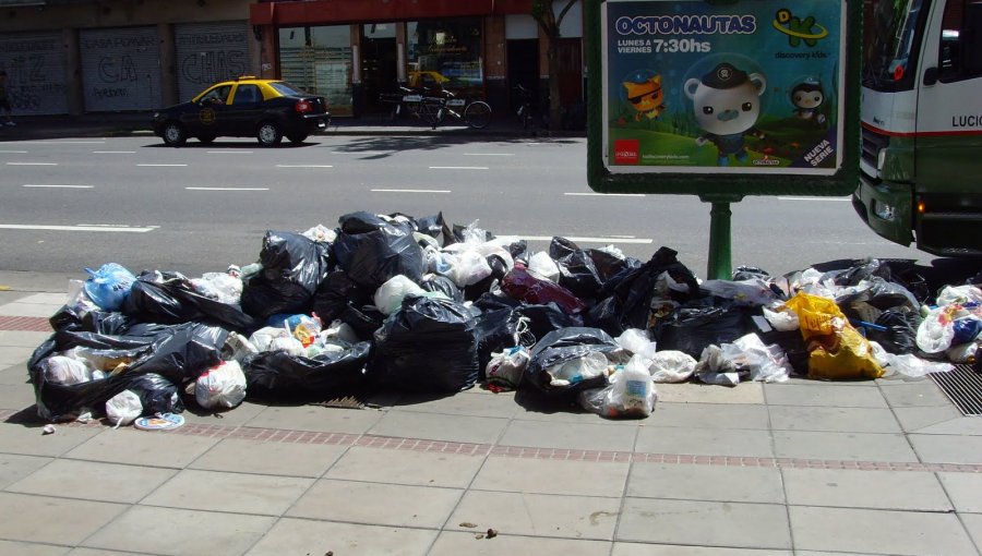 Basura se acumula en Buenos Aires desde hace 5 días por conflicto laboral