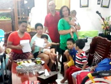 Familia completa se salva de la muerte por retraso al abordar el avión del AirAsia