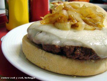 Los seis alimentos que contienen más calorías que una hamburguesa con queso