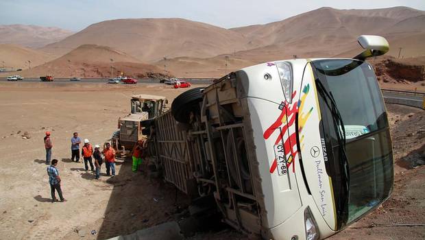 4 muertos y una veintena de heridos deja el volcamiento de un bus en carretera de Arica