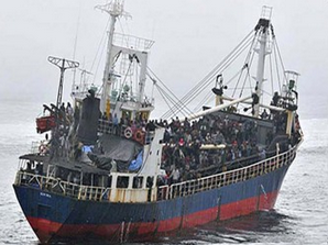 Barco con más de 600 inmigrantes desata temor de nueva tragedia