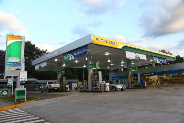 Acciones de Petrobras cayeron más de un 37 por ciento en 2014