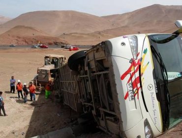 4 muertos y una veintena de heridos deja el volcamiento de un bus en carretera de Arica