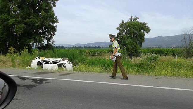 Dos menores se encuentran con riesgo vital tras volcamiento en Ruta 5 Sur