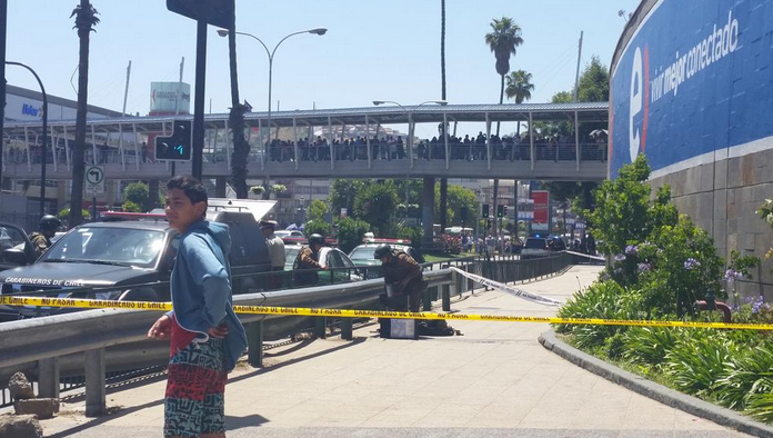 Caja abandonada en acceso a Mall Marina Arauco de Viña del Mar generó operativo del GOPE