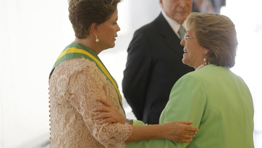 Bachelet sorprende al entonar el himno brasileño en investidura de Rousseff