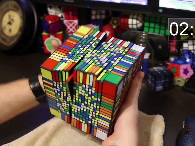 Increíble: Resolvió en 7 horas y media el cubo Rubik más difícil del mundo