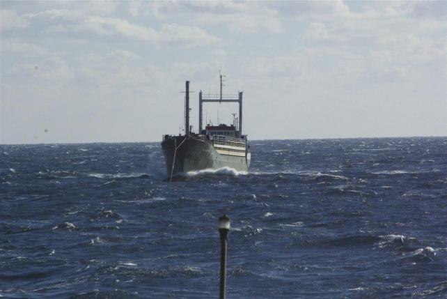 Llega a puerto italiano el barco con cientos de inmigrantes a bordo