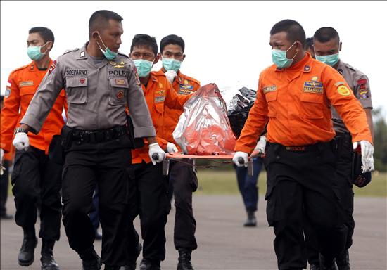 Ya han recuperado 16 cadáveres del avión accidentado en Indonesia