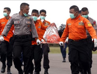 Ya han recuperado 16 cadáveres del avión accidentado en Indonesia