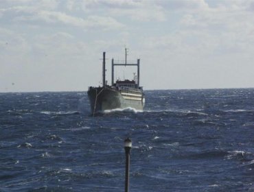 Llega a puerto italiano el barco con cientos de inmigrantes a bordo