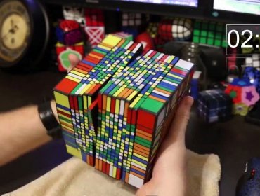 Increíble: Resolvió en 7 horas y media el cubo Rubik más difícil del mundo