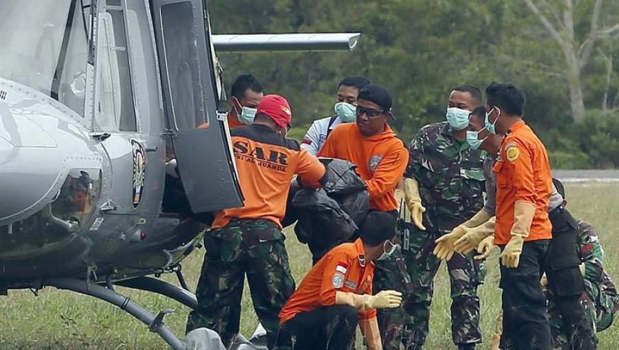 Afirman que avión de AirAsia que se estrelló volaba en corredor aéreo sin autorización