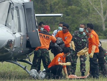 Afirman que avión de AirAsia que se estrelló volaba en corredor aéreo sin autorización