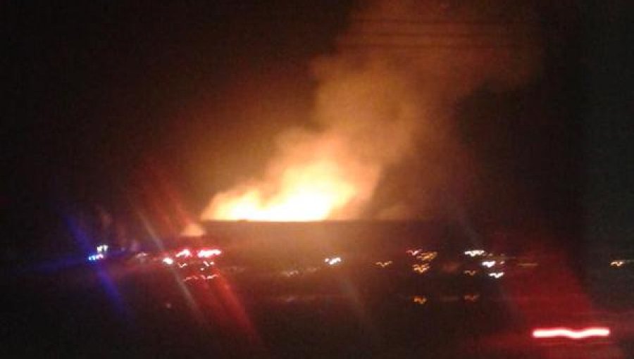 Violento incendio afecta a Papelera en San Francisco de Mostazal