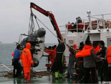 Mala visibilidad impide a buzos llegar a fuselaje de avión AirAsia