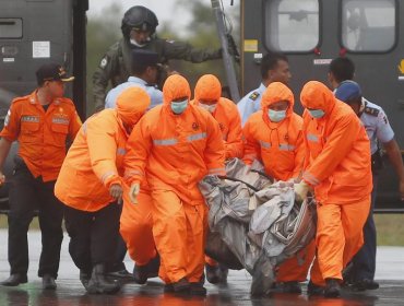 Ya han recuperado 34 cadáveres del avión de AirAsia siniestrado en Indonesia