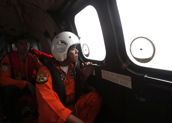 Fuertes corrientes marinas dificultan búsqueda del avión de AirAsia