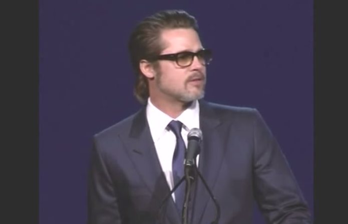 Imperdible: Brad Pitt cantó en una premiación