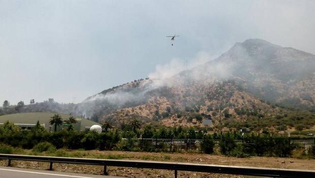 Incendio forestal causa corte de tránsito en las cercanías de túnel Angostura