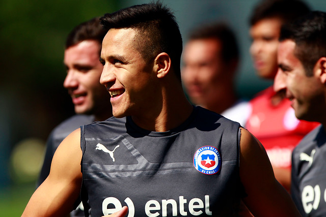 La tierna “selfie de bunas noches” de Alexis Sánchez que arrasó en las redes sociales