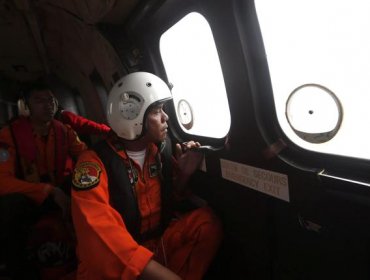 Fuertes corrientes marinas dificultan búsqueda del avión de AirAsia