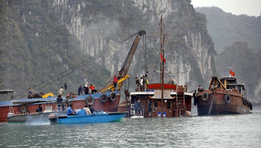 Dos muertos y 16 desaparecidos tras el hundimiento de un carguero en Vietnam